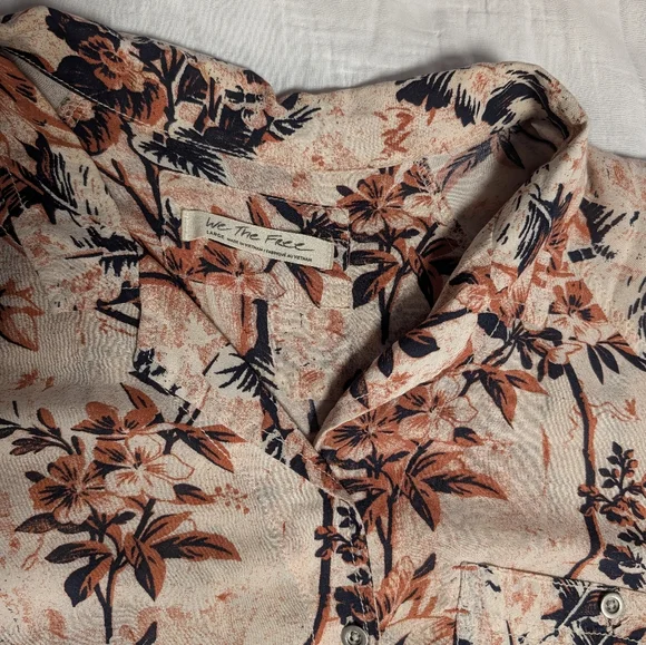 We The Free “It’s A Vibe” Buttondown • Floral Print • Size Large - Picture 4 of 10
